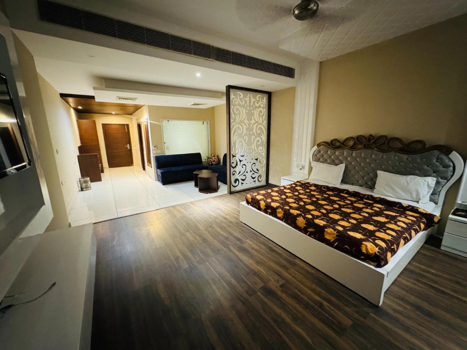 The Pearl Hotel Sirsa Екстериор снимка